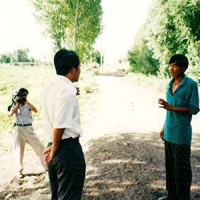 2002年新疆兵团农七师131团盐碱地改良种甜瓜示范(图1)